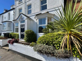 Spacious 4-Bed Beach Retreat for Families Steps from the Shore in Pevensey Bay